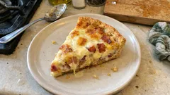 Quiche lorraine z mozzarellą i boczkiem – kremowe nadzienie i kruchy spód, krok po kroku