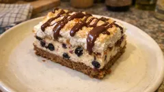 Sernik z aronią i kokosową bezą – stabilny, kremowy i nie za słodki