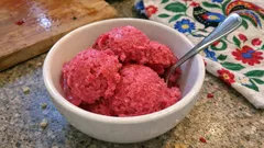 Sorbet malinowy z Thermomixa w kilka minut – intensywnie owocowy i puszysty