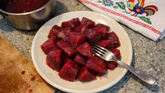 Jak ugotować buraki, żeby nie straciły koloru? Prosta „zasada palca”