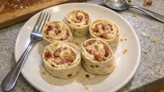 Wrapy w stylu flammekueche: roladki z tortilli z boczkiem, cebulą i gruyère