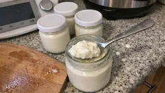 Gęsty domowy jogurt w słoiczkach: Thermomix i szybkowar jako prosty inkubator