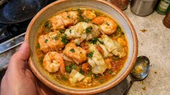 Tadżin rybny z curry i szafranem – kremowy sos i delikatna ryba bez pośpiechu