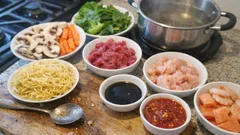 Fondue chinoise w aromatycznym bulionie – kolacja, którą przygotujesz wcześniej