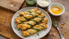 Torsady z pesto i parmezanem – chrupiąca przekąska z ciasta francuskiego w 10 minut