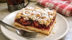 Kruche ciasto ze śliwkami na blasze – dużo owoców i chrupiąca „kruszonka”