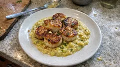 Przegrzebki na fondue z porów z curry – elegancka przystawka w 30 minut