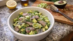 Sałatka śledziowa na zielono: matiasy z porem i awokado, bez majonezu