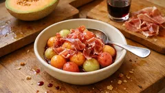 Kulki z melona z porto i szynką parmeńską – elegancka przystawka bez gotowania