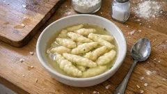 Lane kluski bez jajka: szybki dodatek do rosołu i zup, gotowy w kilka minut