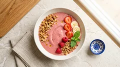 Smoothie bowl truskawkowo-bananowe – gęste, lodowe i gotowe w 5 minut