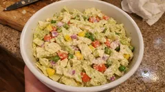 Ekspresowa sałatka z kapusty pekińskiej – cytrynowo-czosnkowy sos robi różnicę