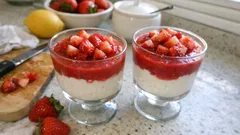 Mus z twarogu z coulis truskawkowym – lekki deser do pucharków bez pieczenia