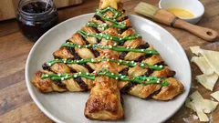 Choinka z ciasta francuskiego z powidłami – szybki, efektowny wypiek na Boże Narodzenie