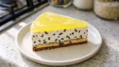 Stracciatella z galaretką bez pieczenia – kremowe ciasto z lodówki, które zawsze się udaje