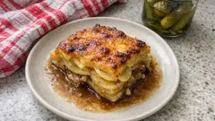 Gratin ziemniaczany na bulionie wołowym – zapiekanka bez nabiału, zawsze się udaje