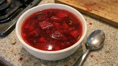 Wigilijny barszcz czerwony klarowny i rubinowy – prosty trik z sokiem porzeczkowym