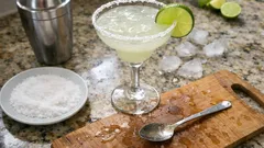 Klasyczna Margarita w domu: proste proporcje tequili, triple sec i cytryny