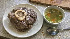 Jarret wołowy gotowany w bulionie warzywnym – dwa dania w jednym garnku