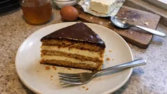 Czeski sernik na dużą blachę – warstwowe ciasto z miodowymi blatami