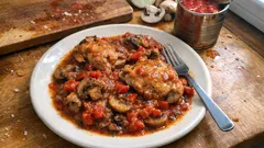 Udka z kurczaka z pomidorami i pieczarkami – lekki obiad z jednego naczynia