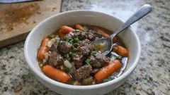 Sauté z wołowiny z młodą marchewką – szybkie obsmażenie, potem 30 minut duszenia