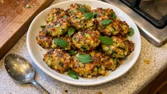 Chrupiące beignets z cukinii z parmezanem i miętą – prosta przekąska na patelnię