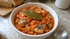 Śledzie po wileńsku w sosie pomidorowym – po 24 godzinach smakują najlepiej