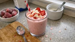 Milkshake truskawkowy z Thermomixa: 3 składniki i gotowe w kilka minut