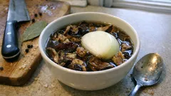 Suszone grzyby moczone z cebulą: prosty sposób na łagodniejszy smak i lepszy wywar