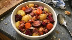 Duszonki z rondla z kiełbasą i boczkiem – sycący obiad bez piekarnika