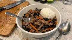 Emincé z wołowiny z grzybami mun – szybki stir-fry w błyszczącym sosie