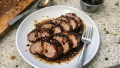 Polędwiczka wieprzowa z piekarnika: marynata sojowo-miodowa i zawsze soczysta