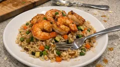 Ryż jaśminowy z warzywami i krewetkami – szybki obiad z woka w 30 minut