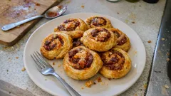 Chrupiące ślimaczki z ciasta francuskiego z chorizo i parmezanem – idealne na imprezę