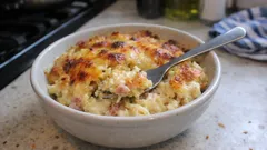 Kremowa zapiekanka makaronowa z boczkiem i beszamelu – złocista w 15 minut