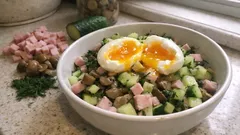 5-minutowa sałatka na święta: ogórek, pieczarki i szynka z jajkiem na miękko