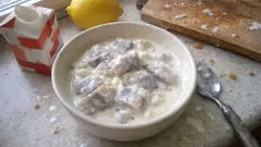 Jak zmiękczyć płaty śledziowe bez mleka: szybka kąpiel w śmietance (1–2 godz.)