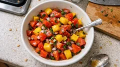 Sałatka z pomidorów i mango z bazylią – szybka, soczysta i z miodowym winegretem