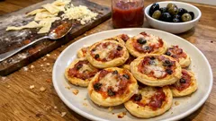 Mini pizze z ciasta francuskiego – chrupiąca przekąska gotowa w 20 minut