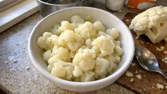 Gotowany kalafior bez przykrego zapachu: prosty trik z sodą i 10 minut gotowania