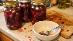 Domowy zakwas buraczany w słoikach – powtarzalny przepis do barszczu na święta