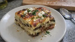 Gratin z ziemniaków, pieczarek i boczku – kremowa zapiekanka z mascarpone i fetą