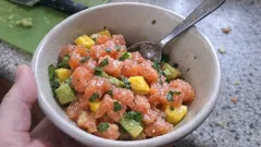 Tatar z łososia z mango i awokado – lekka przystawka, która robi wrażenie