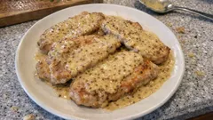 Eskalopki wieprzowe w kremowym sosie musztardowym – szybki obiad z patelni