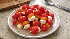 Koreczki na patyczkach z morelą, mozzarellą i pomidorkami – gotowe w 10 minut