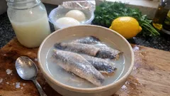 Śledzie moczone w zalewie po mozzarelli – prosty sposób na szybkie odsolenie
