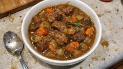 Gulasz z muflona duszony powoli – aromatyczny obiad „z charakterem”