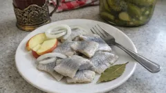 Śledzie mniej słone w 2 godziny: moczenie w wodzie z octem jabłkowym 1:4