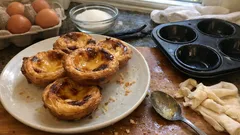 Pastéis de nata z ciasta francuskiego – chrupiące babeczki z waniliowym kremem